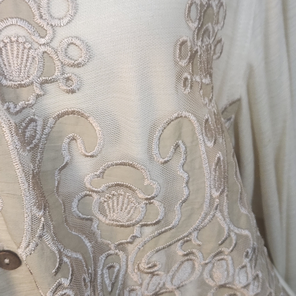 Gimmicks by BKE Cream Mesh Embroidered Shirt Medium (8036) - Picture 3 of 7